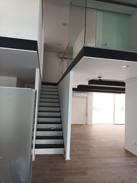 Espaço Comercial de 160 m² com Montra Panorâmica no Centro da Cidade