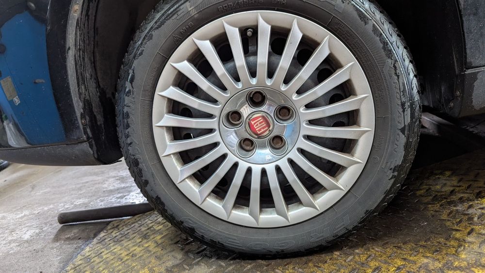 Koła zimowe 205/55/R16 Dębica Frigo HP2 + Stalowe felgi 5x110 + kołpaki Fiat