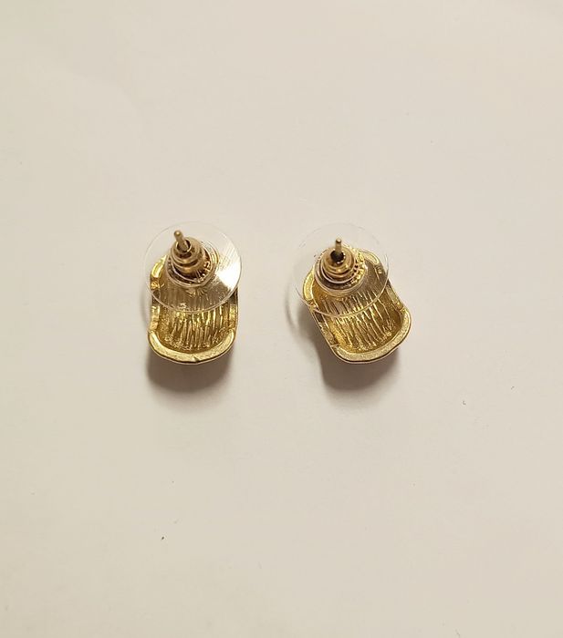 Elegantes e discretos brincos dourados