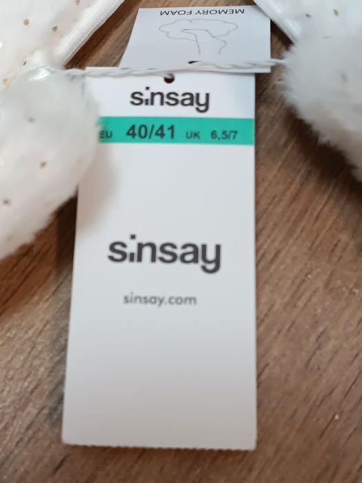 Kapcie białe w złote groszki Sinsay