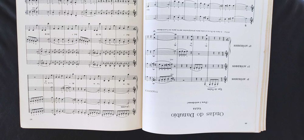 Livro" 100 músicas dos 5 continentes"