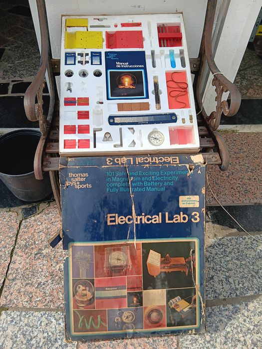 Vários brinquedos e jogos de mesa
