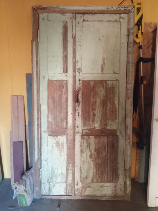 Двери входные деревянные