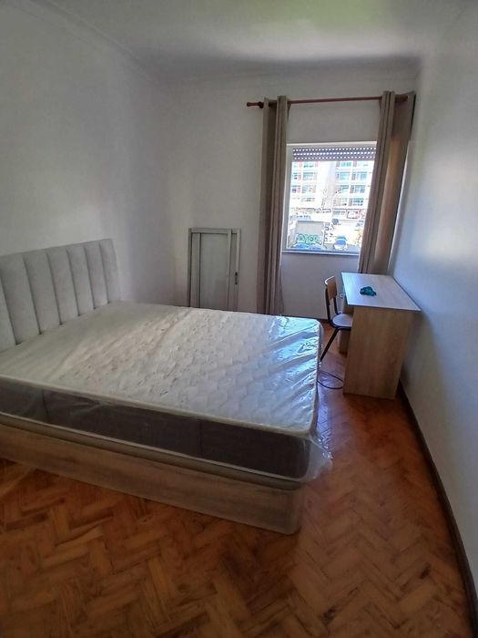 Modernidade e Conforto na Mina de Água, Amadora Quartos Individuais em T6 Totalmente Remodelado – Rua Sebastião da Gama