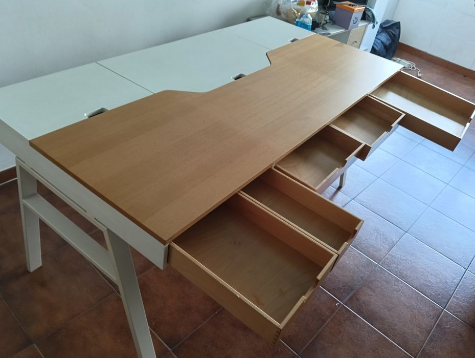 Mesa com arrumação marca IKEA