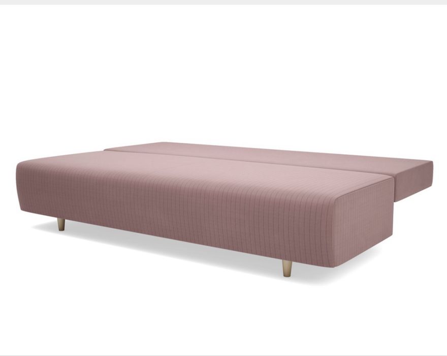 Rozkładana kanapa w ładnym, jasnoróżowym kolorze.