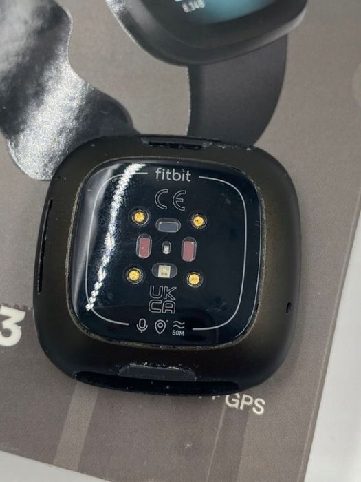 uszkodzony smartwatch fitbit versa czarny gps opis
