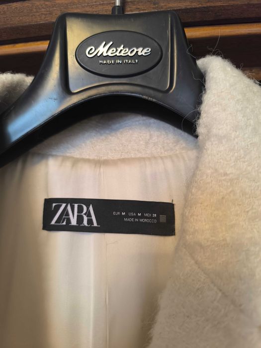 Casaco comprido de cor perola da Zara