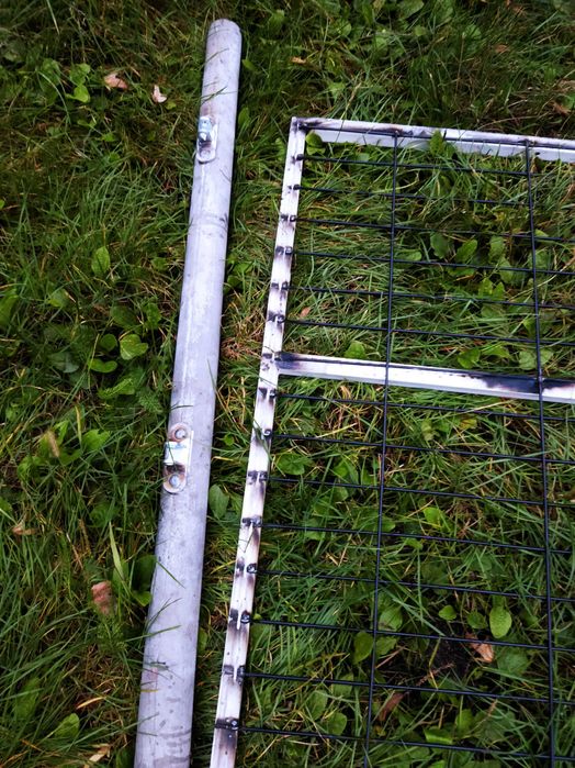 Bramka do ogrodzenia ze słupkami .