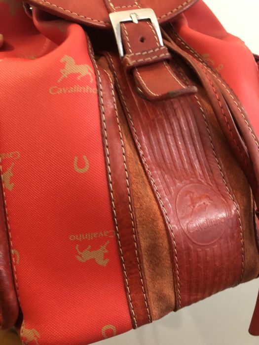 Mochila vermelha cavalinho