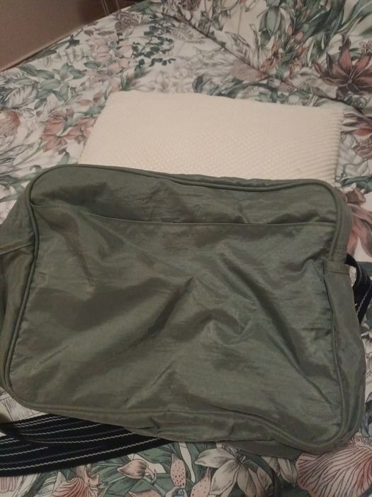 Mala de maternidade com muda fraldas e bolsa para o biberon de leite.