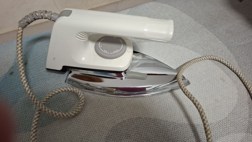 Ferro de engomar AEG