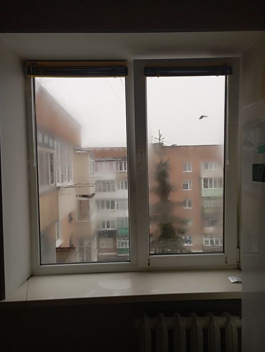 Продам вікно б/в + москітна сітка і жалюзі в подарунок