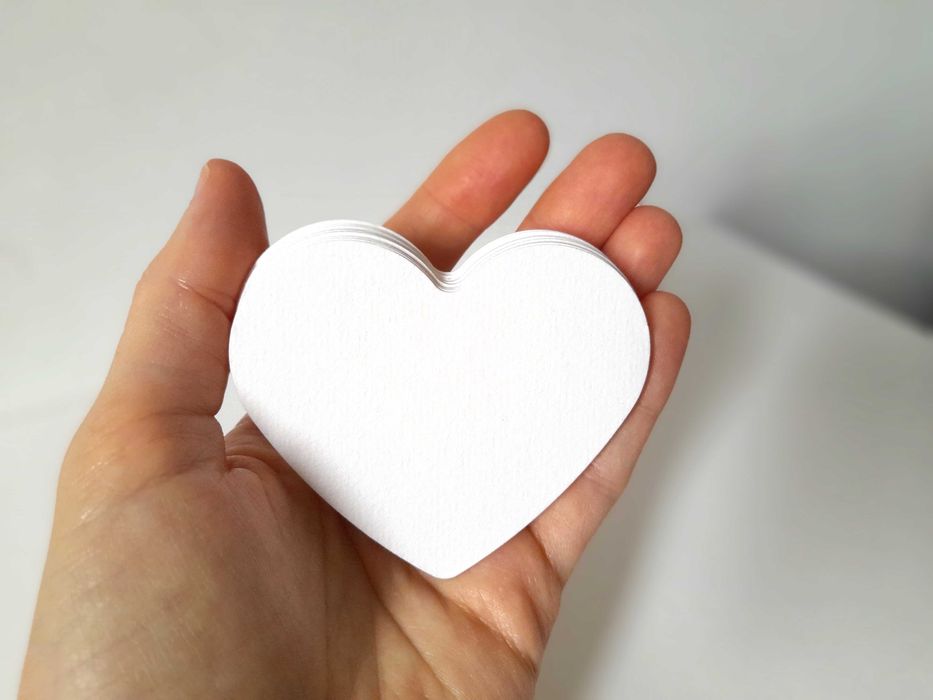 Cartões em forma de coração em papel de aguarela