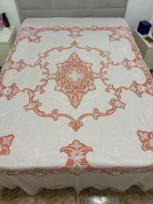 Colcha de linho com bordado rivhelieu