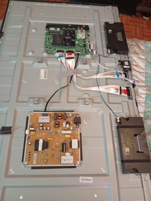 Vendo Smart TV LG uhd 50 ", tem o ecrã partido mas tenho a caixa e o resto dos componentes estão a