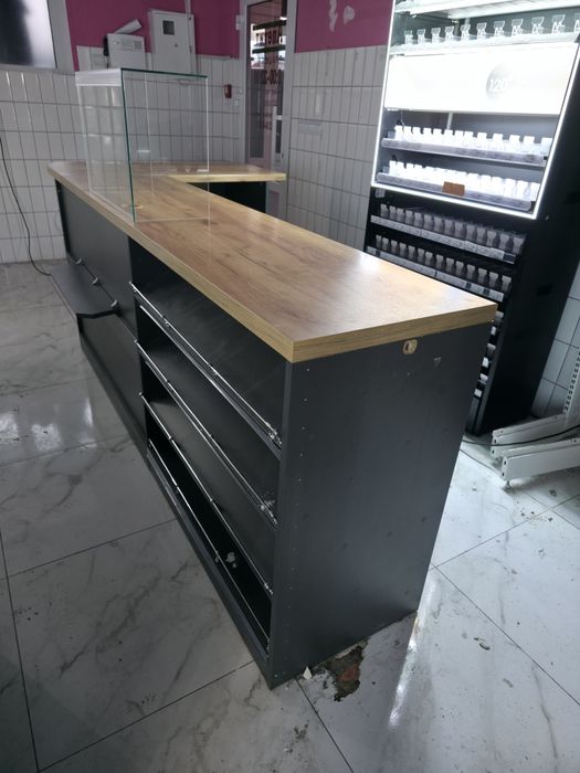 Касовий прилавок.