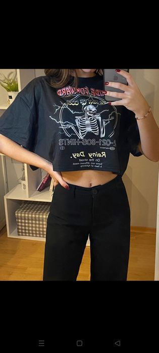 top, crop top, koszulka czarna z nadrukiem Shein.                
stan