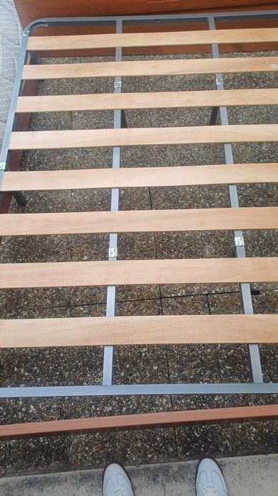 Cama de Casal com estrado metálico
