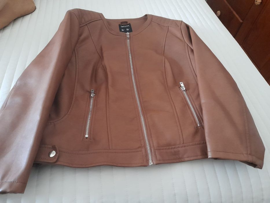 Blusão tipo pele sintética da marca lefties, tamanho XL