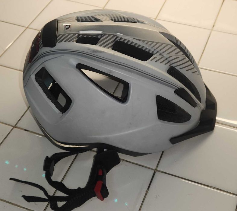 Capacetes usados para ciclista, vários