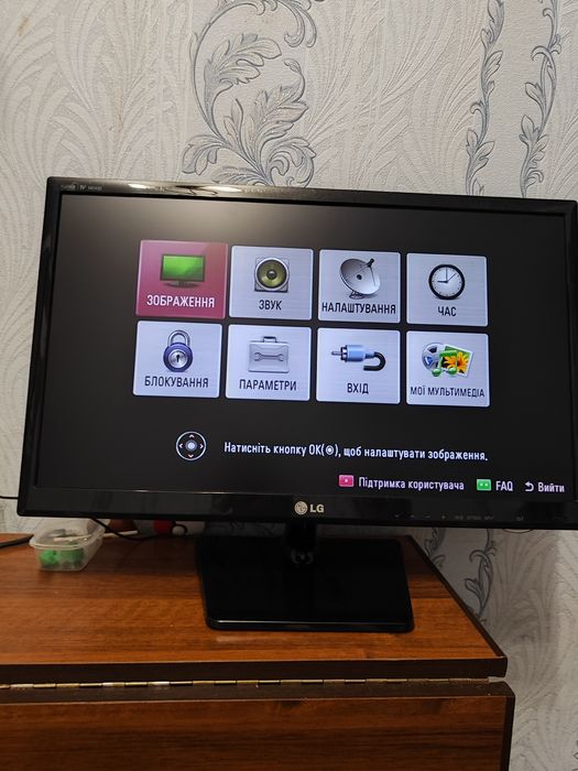 Телевізор - монітор LG 24 дюйми  гарний стан все працює ідеально не смарт ТВ