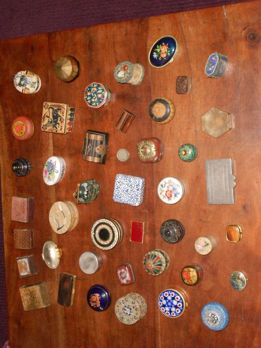 Grande coleccao miniaturas antigas madeira, pedra, latao, loiça, etc