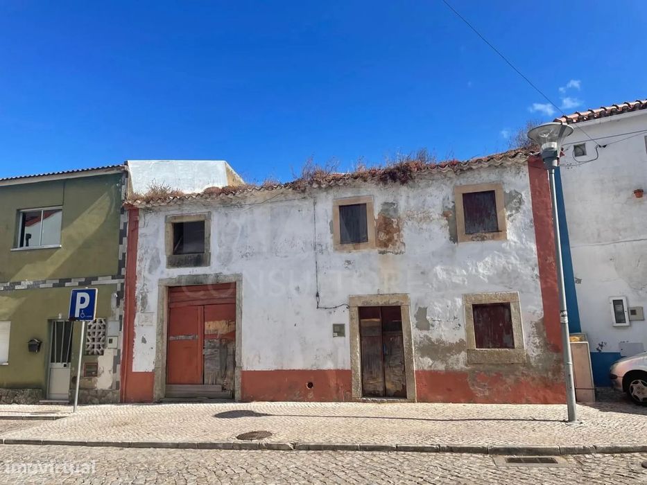 Moradia para recuperar inserida num terreno com 416m2