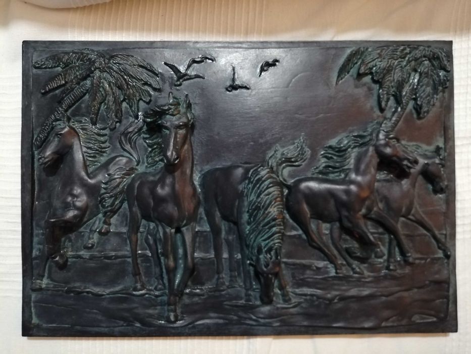 Quadro com cavalos em relevo