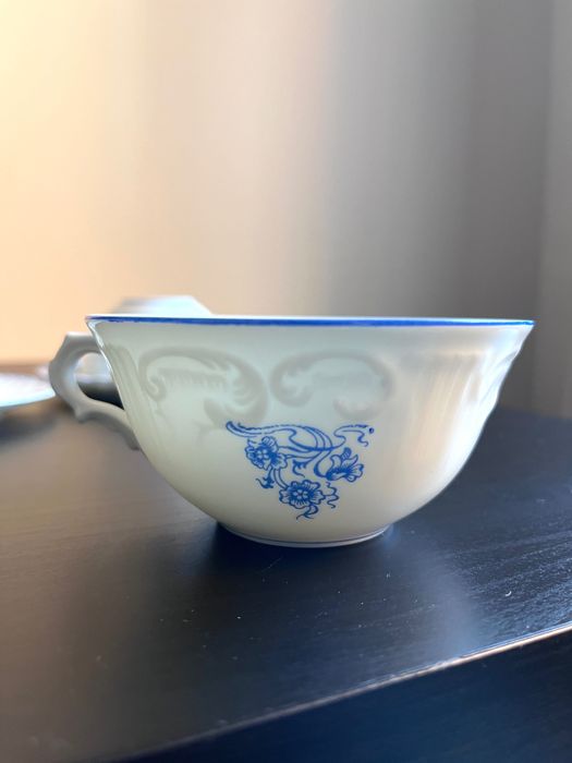 2 antigas Vista Alegre chávenas de chá com pires