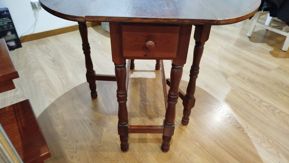 Mesa de madeira cor mogno