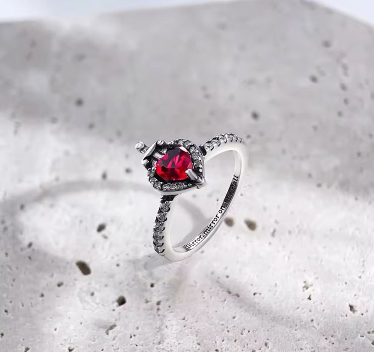 Каблучка Pandora червоне серце зла королева новинка від Пандори