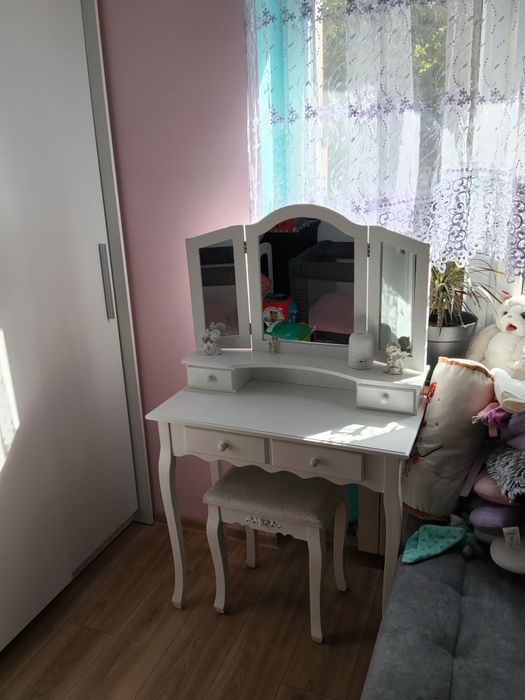 Toaletka biala z taboretem