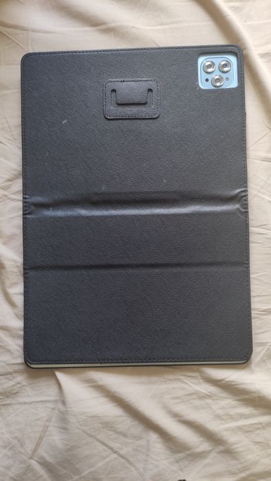 Tablet Android com teclado protetor e keyboard / Android tablet with a protective keyboard case.