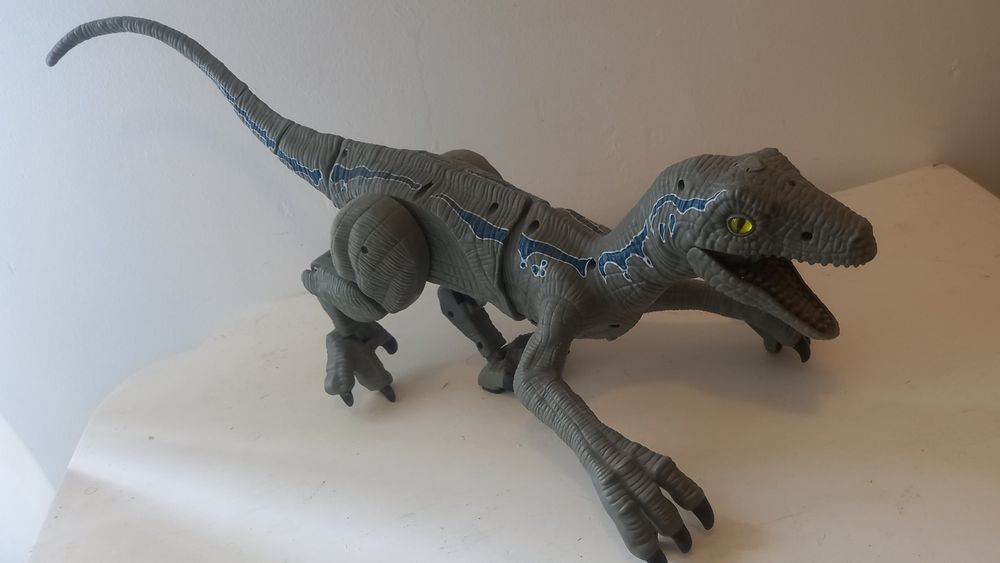 velociraptor dinosaur with sounds and smoke coming out of its mouth.