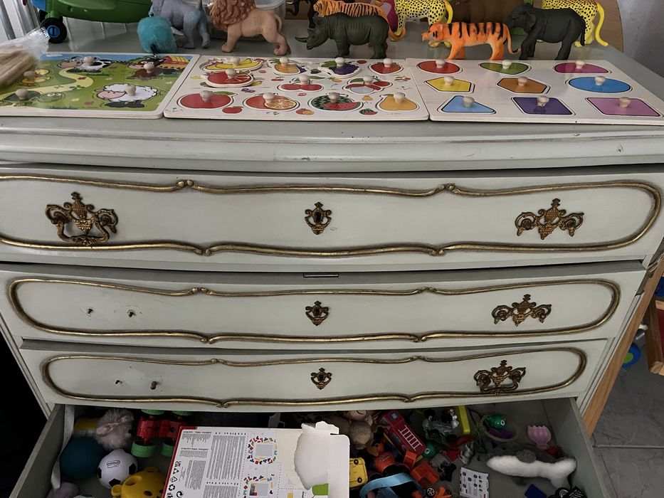 Comoda cinzenta (antiga)