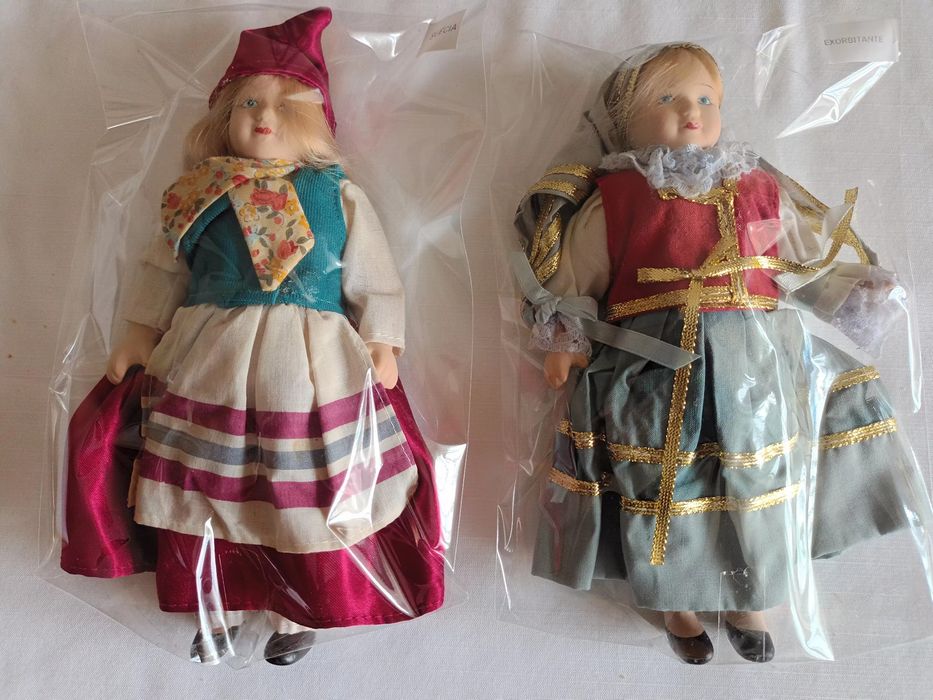 Bonecas em loiça, com vestuário tradicional de vários países,