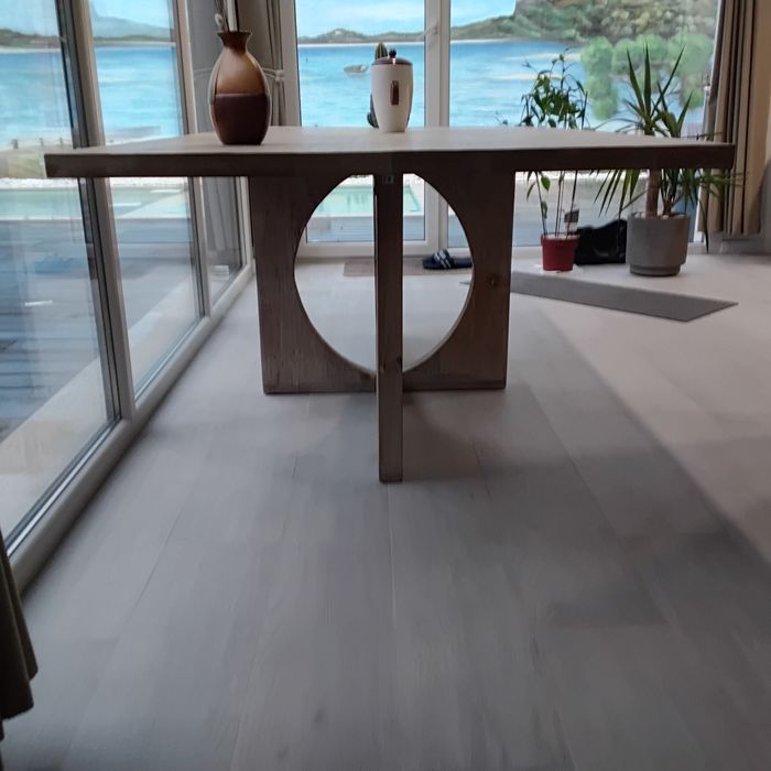 Mesa de design em madeira natural