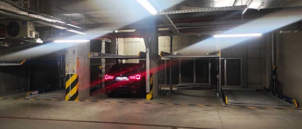 Wynajmę dwa miejsca postojowe na platformie ul. Hynka 62C