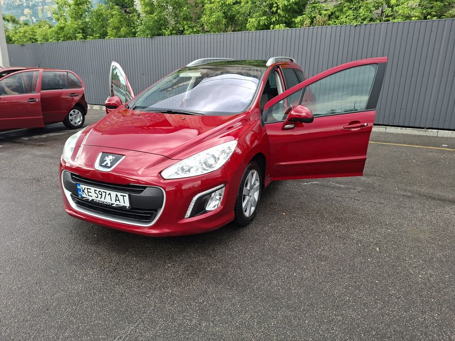 Продам сімейне авто Peugeot 308 sw 2011 рік
