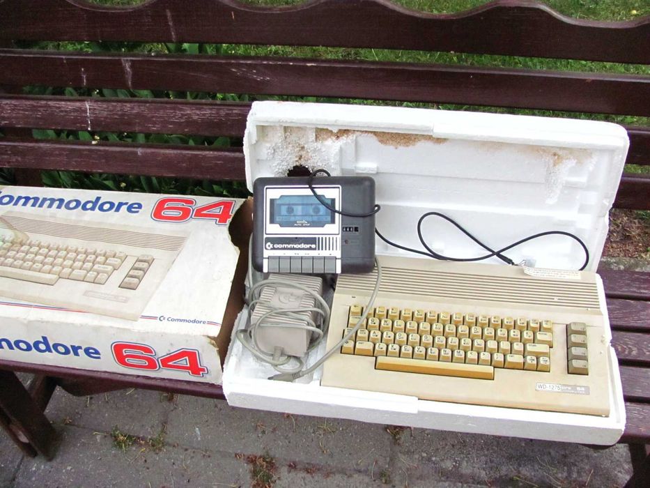 Komputer Commodore 64 z zasilaczem plus magnetofon