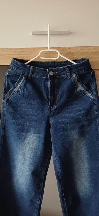 Granatowe dżinsy z szerokimi nogawkami