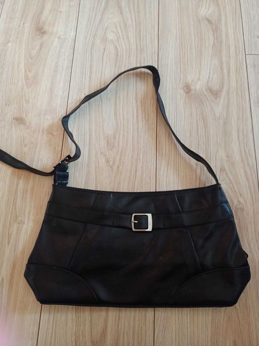 Czarna kopertowa torebka damska