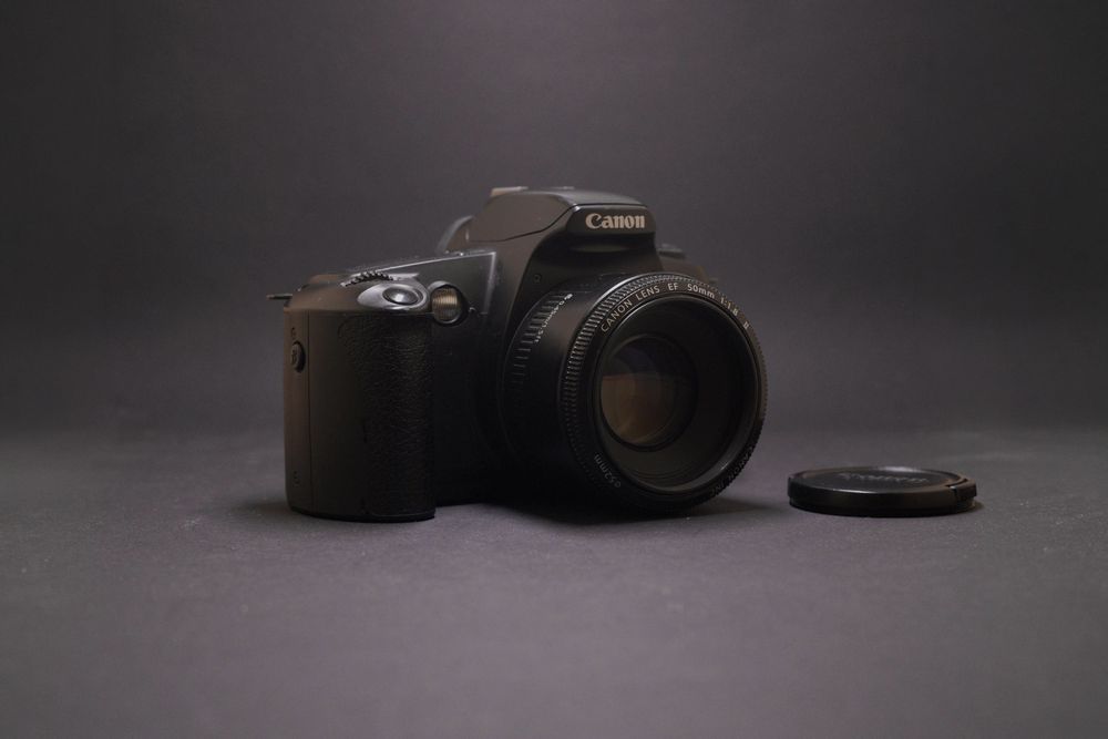 Плівковий фотоапарат Canon EOS Kiss + Canon EF 50mm f/1.8 II — комплект у відмінному стані