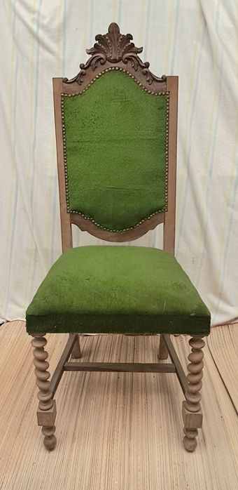 Cadeira antiga em madeira maciça
Nao tem terminais nas laterais como s