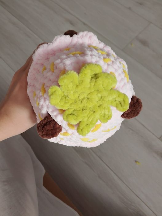 Pluszak kapibara w stroju truskawki