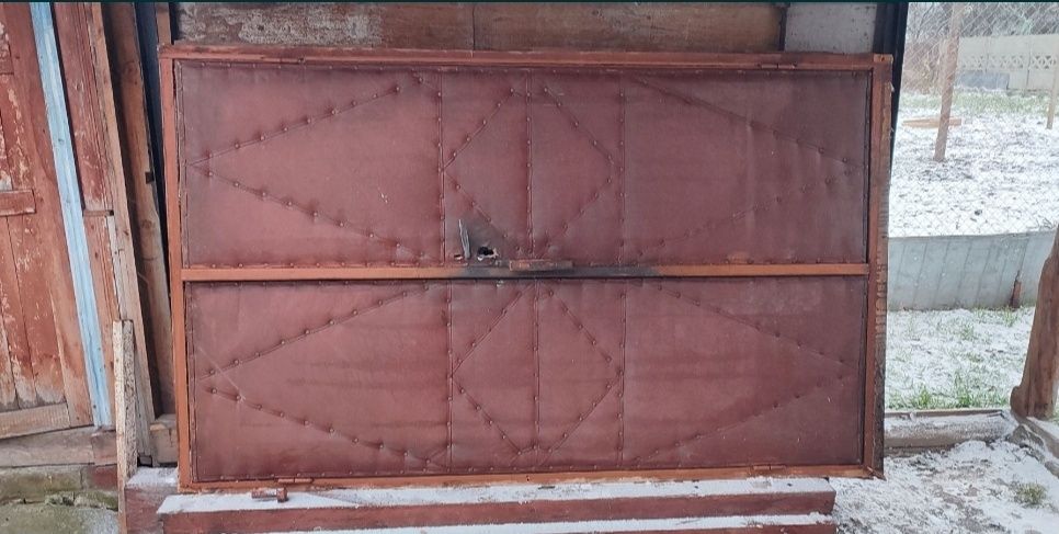 Окна дерев'яні.  Двері.