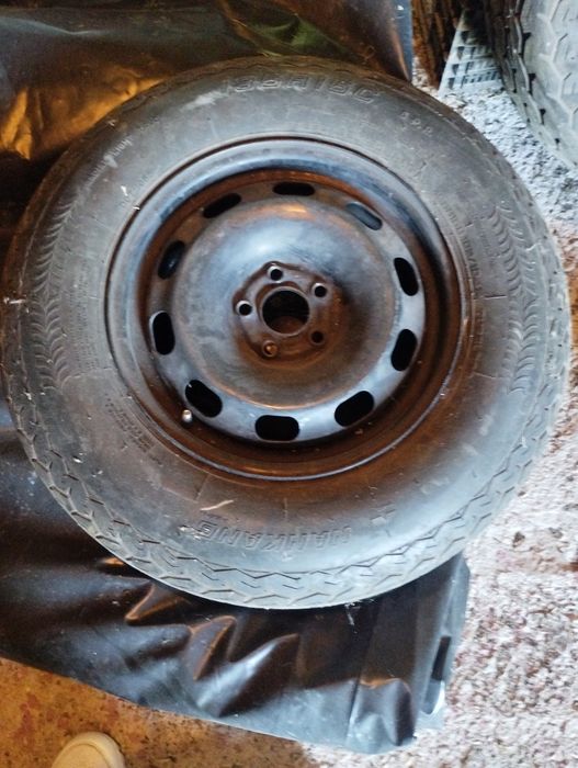 Duas jantes com pneus