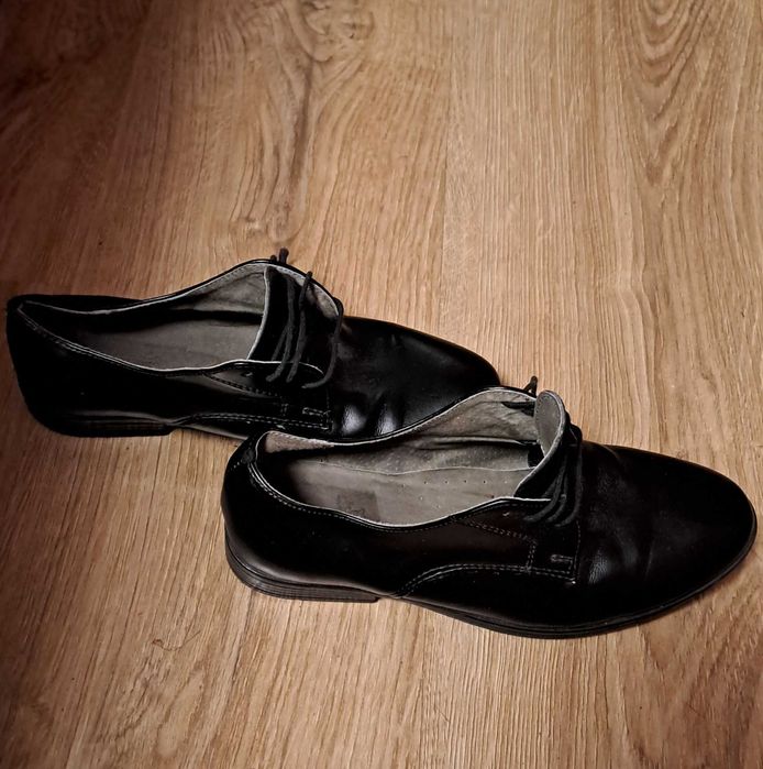 Взуття хлопчику, туфлі.