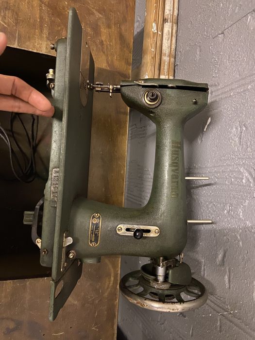 Maquina com Mesa Costura husqvarna